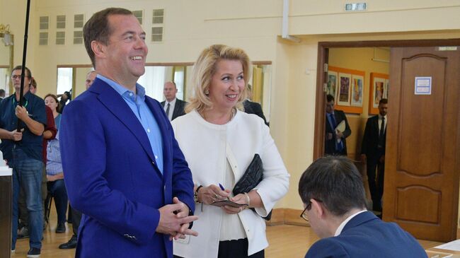 Дмитрий Медведев с супругой Светланой на избирательном участке № 2760 в московском районе Раменки