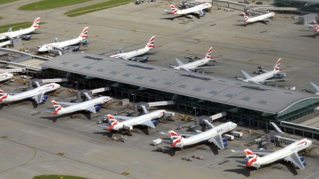 Самолеты авиакомпании British Airways у здания пятого терминала аэропорта Хитроу в Лондоне