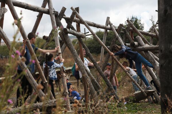 Посетители Праздника Винограда катаются на деревянных качелях в интерактивном парке Викинг в селе Перевальное Симферопольского района