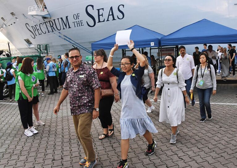 Туристы с круизного лайнера Spectrum of the Seas в порту Владивостока. Лайнер базируется в Шанхае и выполняет круизы в Японию