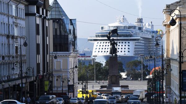 Круизный лайнер Spectrum of the Seas прибыл в порт Владивостока. Лайнер базируется в Шанхае и выполняет круизы в Японию