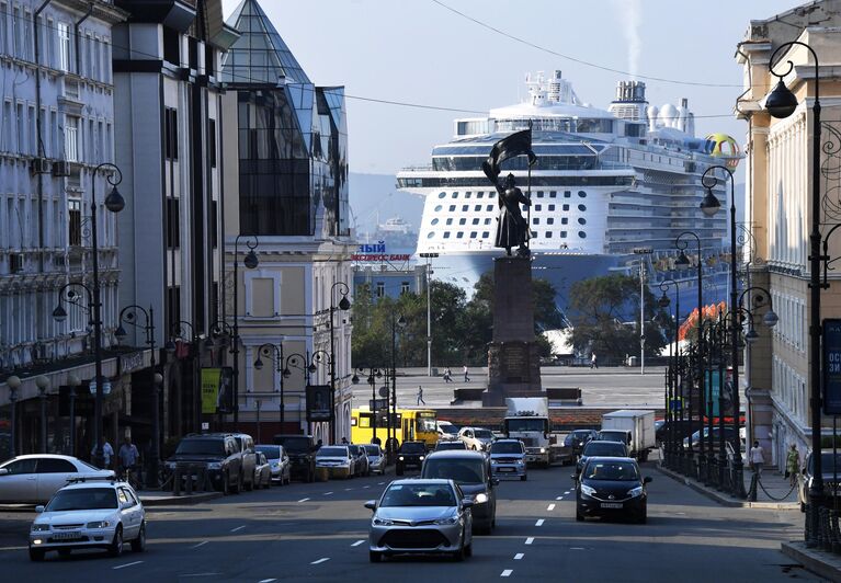 Круизный лайнер Spectrum of the Seas прибыл в порт Владивостока. Лайнер базируется в Шанхае и выполняет круизы в Японию