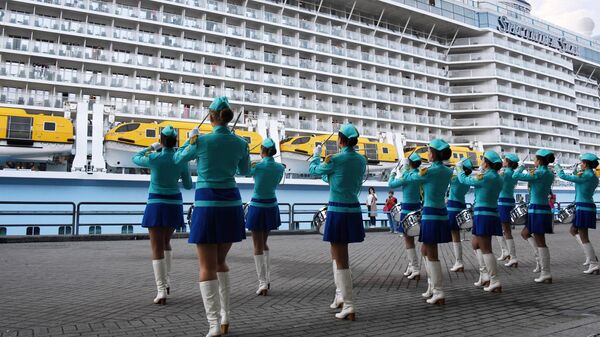 Артисты приветствуют туристов с круизного лайнера Spectrum of the Seas во Владивостоке. Лайнер базируется в Шанхае и выполняет круизы в Японию