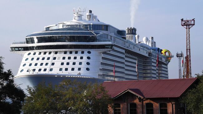 Круизный лайнер Spectrum of the Seas прибыл в порт Владивостока. Лайнер базируется в Шанхае и выполняет круизы в Японию.