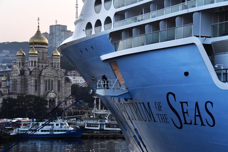 Круизный лайнер Spectrum of the Seas прибыл в порт Владивостока. Лайнер базируется в Шанхае и выполняет круизы в Японию