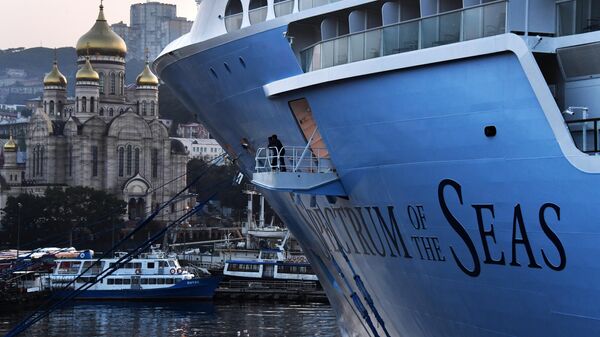Круизный лайнер Spectrum of the Seas прибыл в порт Владивостока. Лайнер базируется в Шанхае и выполняет круизы в Японию