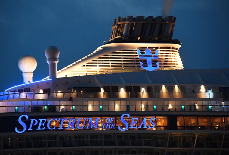 Круизный лайнер Spectrum of the Seas прибыл в порт Владивостока. Лайнер базируется в Шанхае и выполняет круизы в Японию