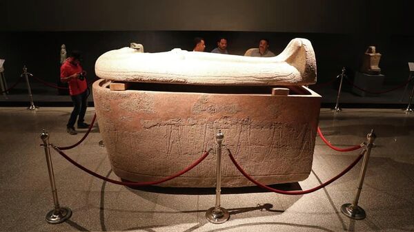 Саркофаг на выставке в Луксоре