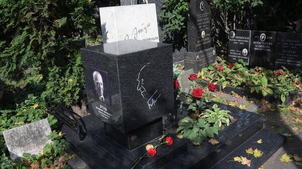 Памятник артисту Владимиру Этушу, установленный на Новодевичьем кладбище