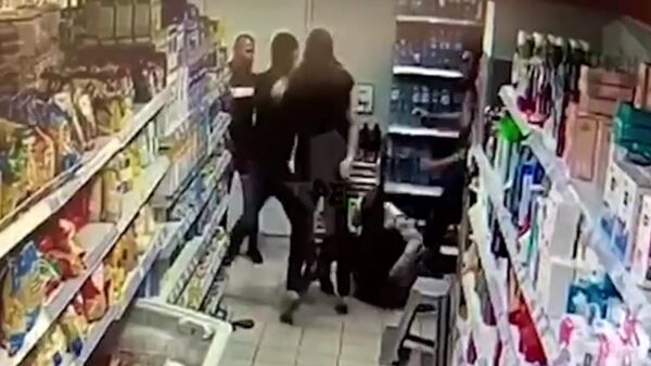 Массовая драка в московском супермаркете попала на видео