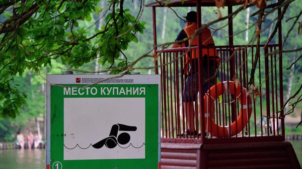 Спасательный пост на пруду зоны отдыха Тропарево в Москве