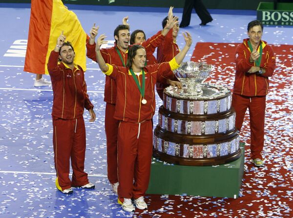 Сборная Испании по теннису на фоне Кубка Дэвиса