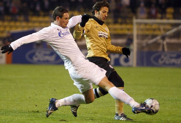 Ивица Крижанац (Зенит, слева), выбивает мяч у Алессандро дель Пьеро (Ювентус) в матче Лиги чемпионов