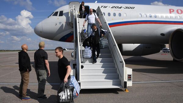 Участники договоренности об освобождении между Россией и Украиной сходят с борта российского самолета Ту-204 в аэропорту Внуково 