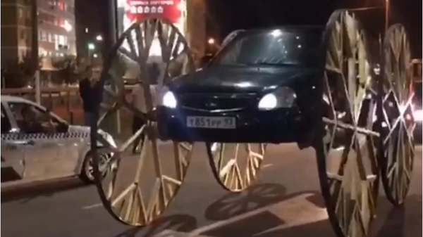 Житель Краснодара установил на Lada Priora колеса кареты