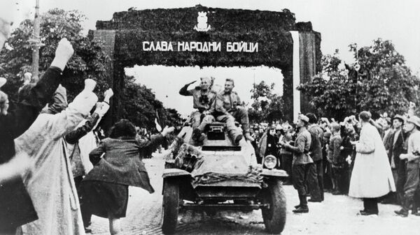 Жители Софии встречают советских воинов
