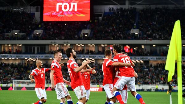 Футболисты сборной России радуются забитому голу