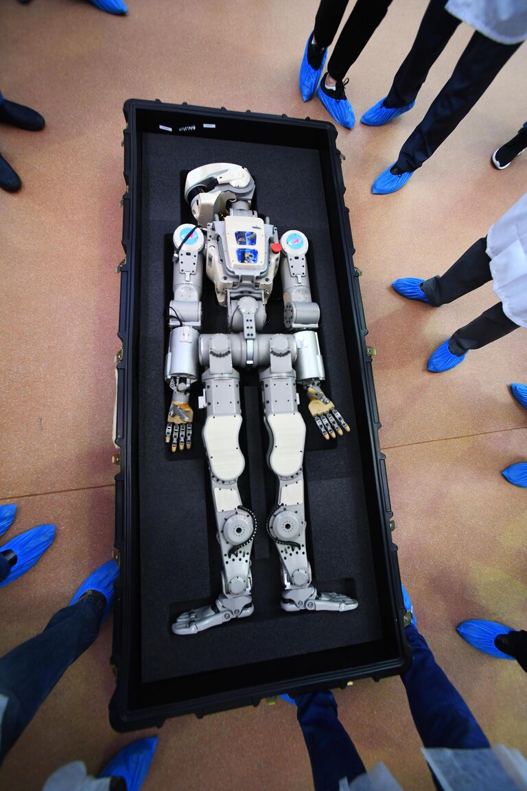 Робота Федор в специальном футляре после полета на МКС на территории ракетно-космической корпорации Энергия 