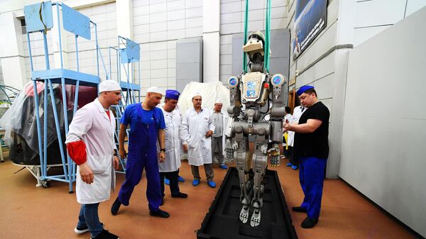 Сотрудники ракетно-космической корпорации Энергия укладывают робота Федора в специальный футляр после полета на МКС