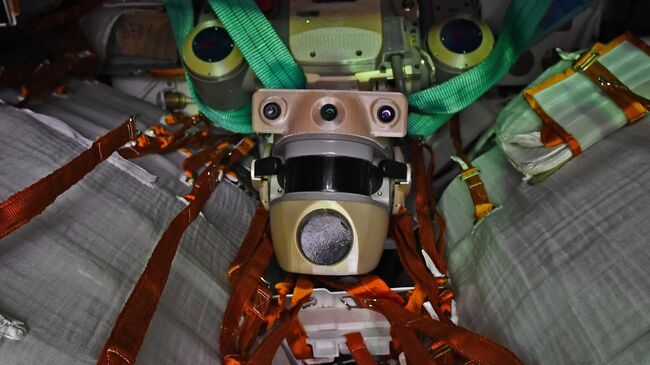 Робот Федор в спускаемом аппарате космического корабля Союз МС-14 после полета на МКС на территории ракетно-космической корпорации Энергия