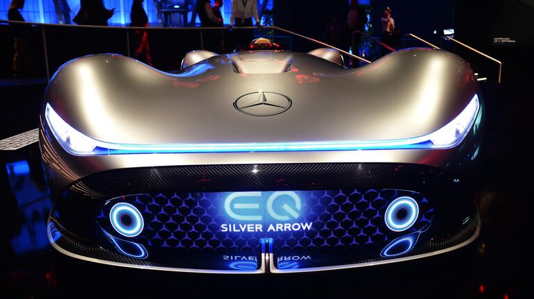 Автомобиль Mercedes-Benz Vision EQ Silver Arrow на международном автомобильном салоне во Франкфурте