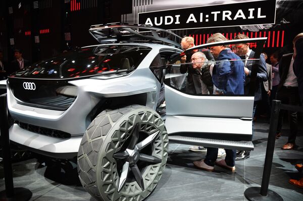 Посетители у автомобиля Audi AI:Trail на международном автомобильном салоне во Франкфурте