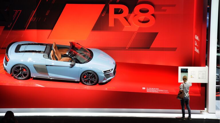 Посетители у автомобиля Audi R8 Spyder V10 на международном автомобильном салоне во Франкфурте