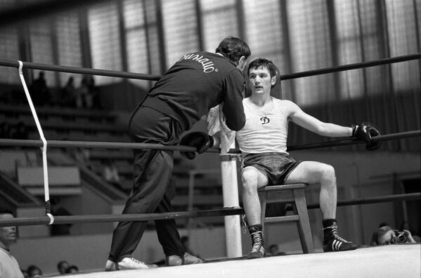 Боксер Валериан Соколов на ринге во время перерыва.