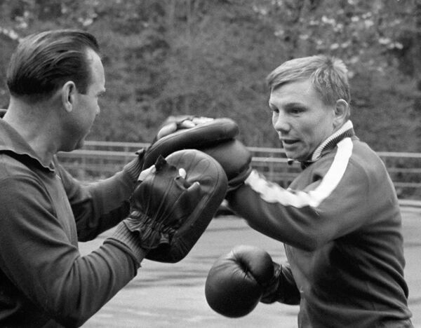 Чемпион Токийской Олимпиады 1964 года по боксу в полулегком весе Станислав Степашкин (справа) со своим тренером Юрием Соколовым (слева).