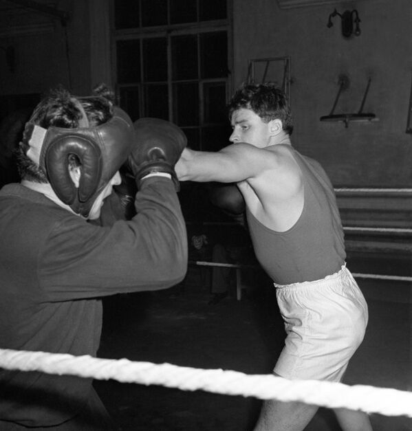 Советский боксер, чемпион XVI Олимпийских игр 1956 года (Мельбурн) Геннадий Иванович Шатков на тренировке.