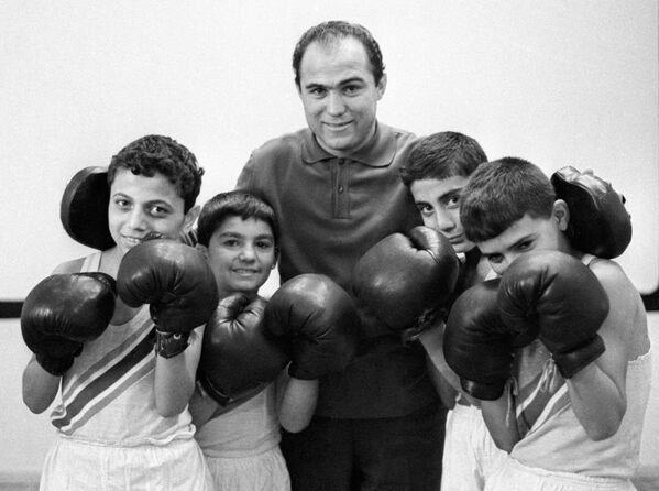 Олимпийский чемпион боксер Владимир Енгибарян  со своими учениками.