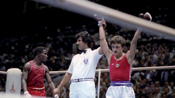 Финал соревнований по боксу в весовой категории до 48 кг. Олимпийский чемпион советский боксер Шамиль Сабиров (справа) и серебряный призер Игр-80 кубинский боксер Иполито Рамос. 