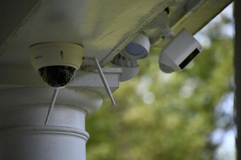 Камеры в доме в Стаффорде, где предположительно проживал бежавший в США Олег Смоленков