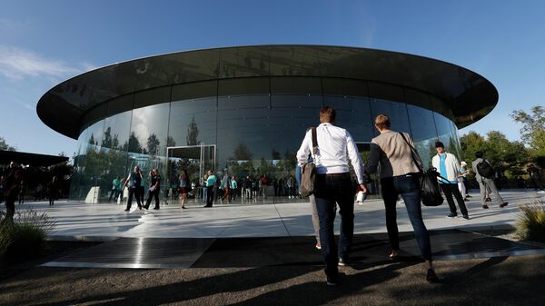 Посетители возле штаб-квартиры компании Apple в Купертино