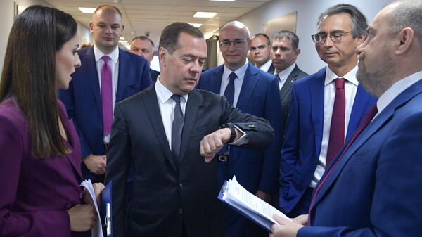 Председатель правительства РФ Дмитрий Медведев перед началом прямого эфира программы  Диалог на канале Россия 24