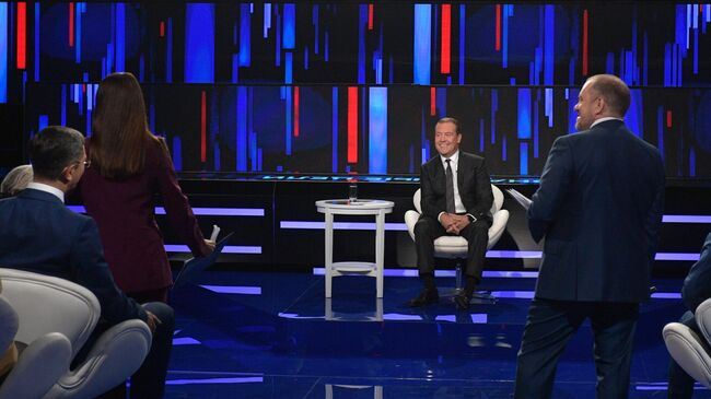 Премьер-министр РФ Дмитрий Медведев во время программы Диалог на канале Россия 24