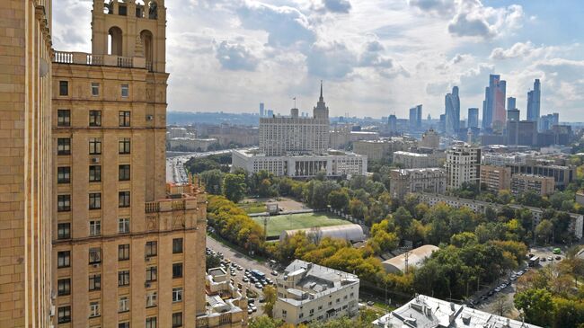 Вид на небоскребы делового центра Москва-Сити с высотного дома на Кудринской площади в Москве