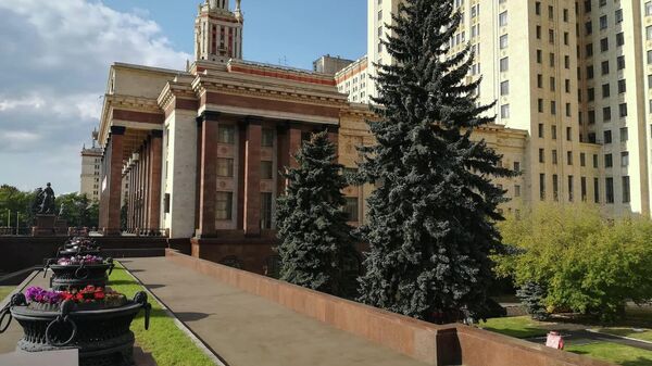 Вид на внутренний дворик МГУ со стилобата высотки