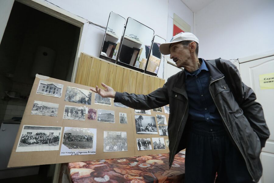 Валерий Головчинер показывает фотографии советских лет 