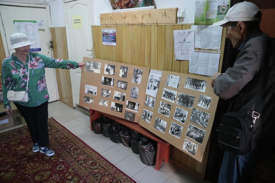 Татьяна Головчинер с супругом показывают фотографии советских лет