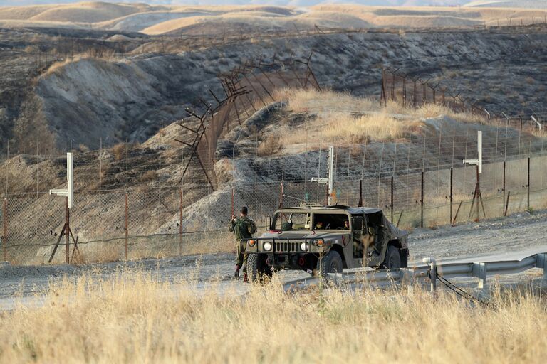 Израильские солдаты на дежурстве в Иорданской долине Израильские солдаты на дежурстве в Иорданской долине