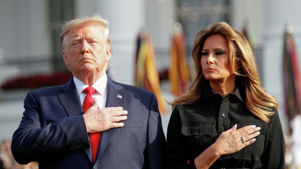 Президент США Дональд Трамп и первая леди Мелания Трамп во время минуты молчания, по поводу 18-ой годовщины нападений 11 сентября. Белый дом, Вашингтон, США. 11 сентября 2019