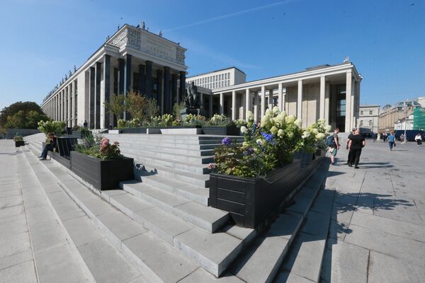 Благоустроенная площадь у Российской государственной библиотеки