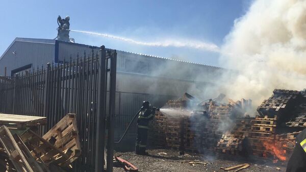 Сотрудники МЧС во время ликвидации пожара в краснодарском поселке Индустриальный