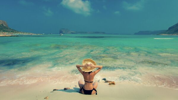 Девушка на пляже на острове Крит 