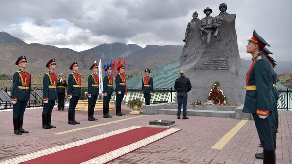 Президент РФ Владимир Путин возлагает цветы к памятнику участникам Великой Отечественной войны, локальных войн и ополченцам - участникам боевых действий на территории Дагестана в 1999 году