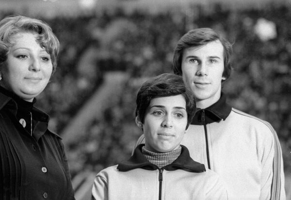 Ирина Роднина (в центре) и Александр Зайцев (справа) со своим тренером Татьяной Тарасовой (слева).