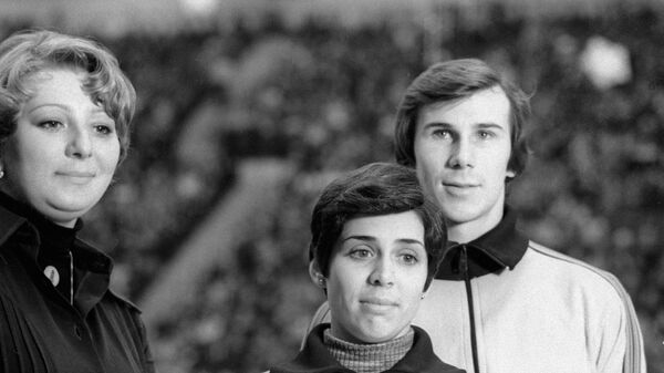 Ирина Роднина (в центре) и Александр Зайцев (справа) со своим тренером Татьяной Тарасовой (слева).