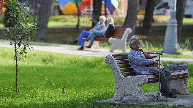 Пожилая женщина в сквере