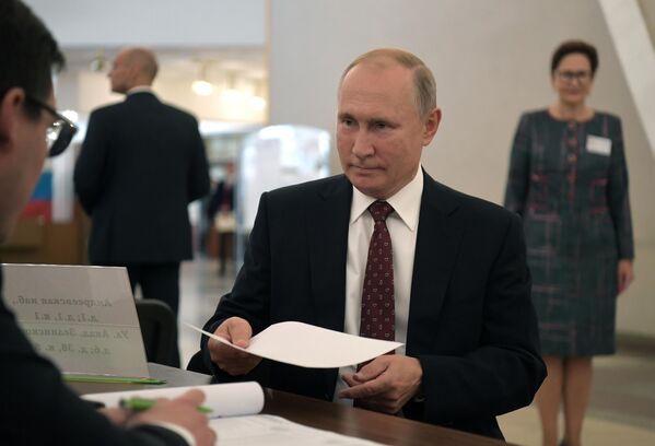 Президент РФ Владимир Путин во время голосования на выборах депутатов в Московскую городскую Думу на избирательном участке № 2151 в здании РАН